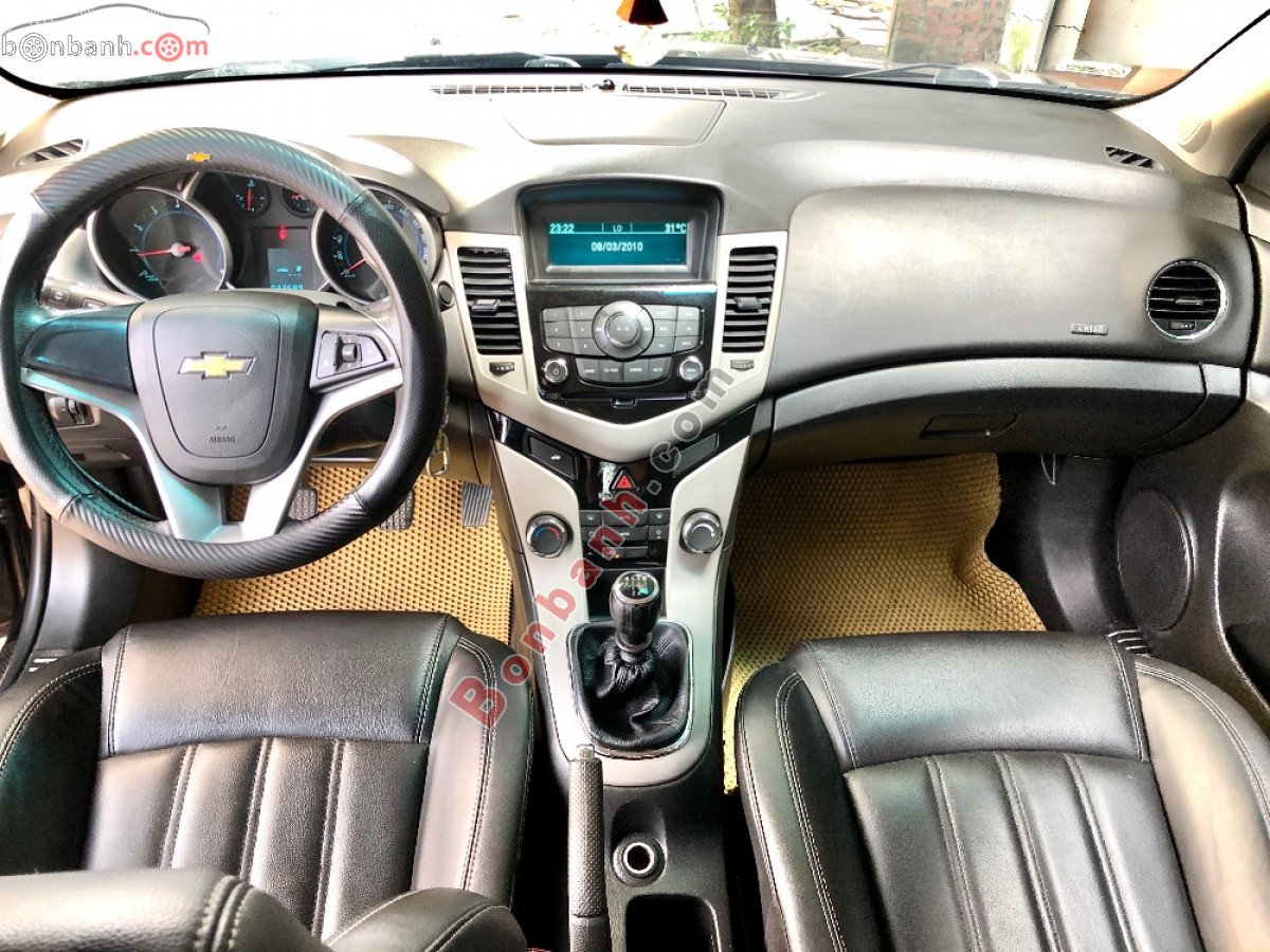 Chevrolet Cruze   LT 1.6 MT 2018 - Cần bán lại xe Chevrolet Cruze LT 1.6 MT năm 2018, màu đen