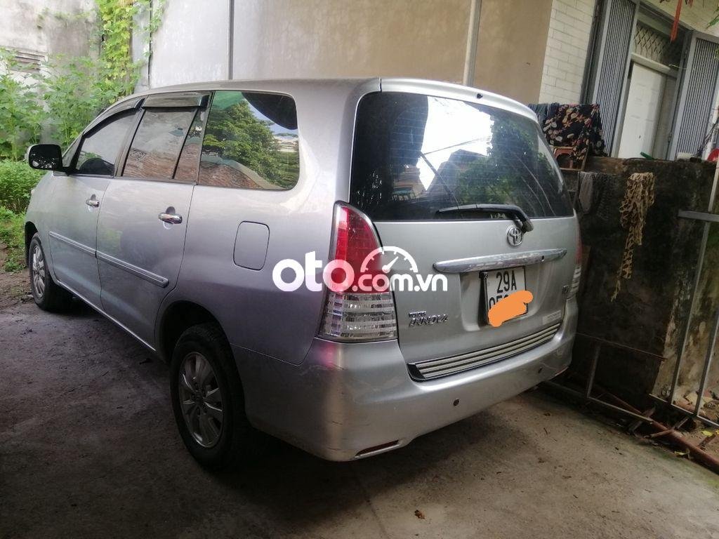 Toyota Innova 2011 - Bán xe Toyota Innova năm 2011, màu bạc chính chủ, 300 triệu