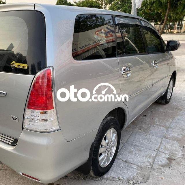 Toyota Innova 2011 - Bán xe Toyota Innova năm 2011, màu bạc chính chủ, 300 triệu