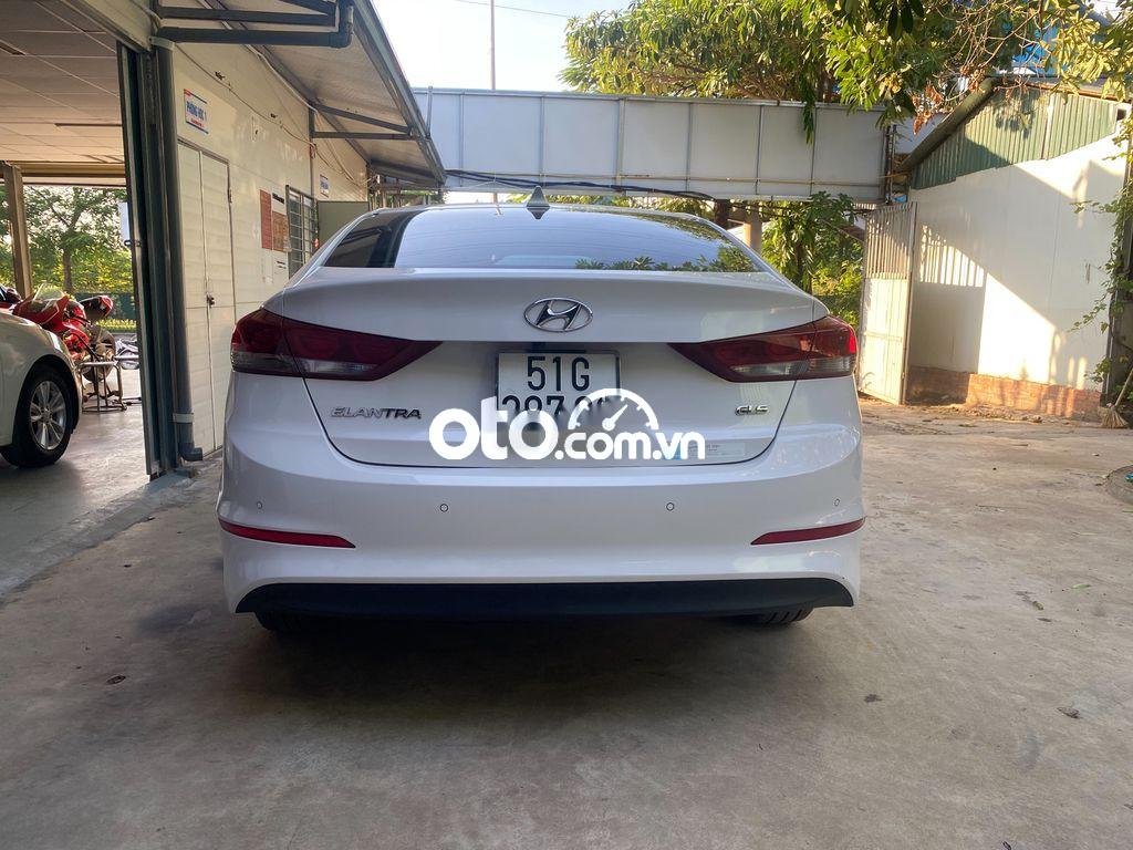 Hyundai Elantra    2017 - Bán Hyundai Elantra sản xuất năm 2017, màu trắng còn mới