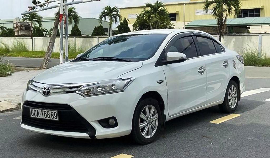 Toyota Vios   J   2014 - Cần bán Toyota Vios J đời 2014, màu trắng còn mới, giá tốt