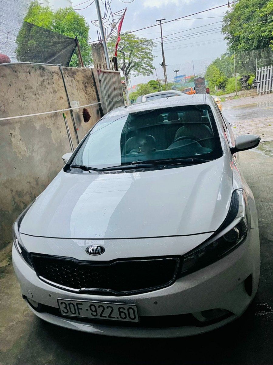 Kia Cerato   1.6 AT  2017 - Cần bán lại xe Kia Cerato 1.6 AT sản xuất năm 2017, màu trắng  