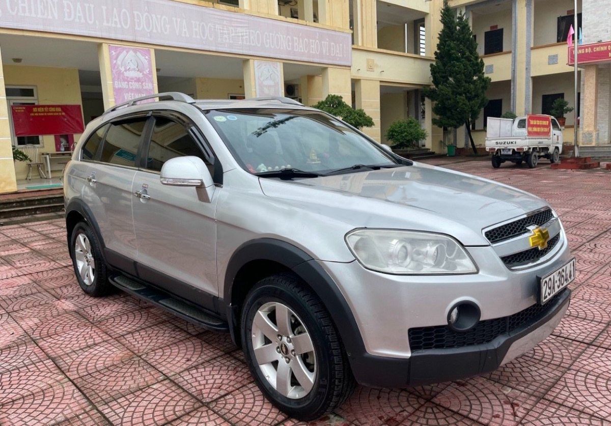 Chevrolet Captiva 2007 - Cần bán gấp Chevrolet Captiva sản xuất năm 2007, màu bạc còn mới