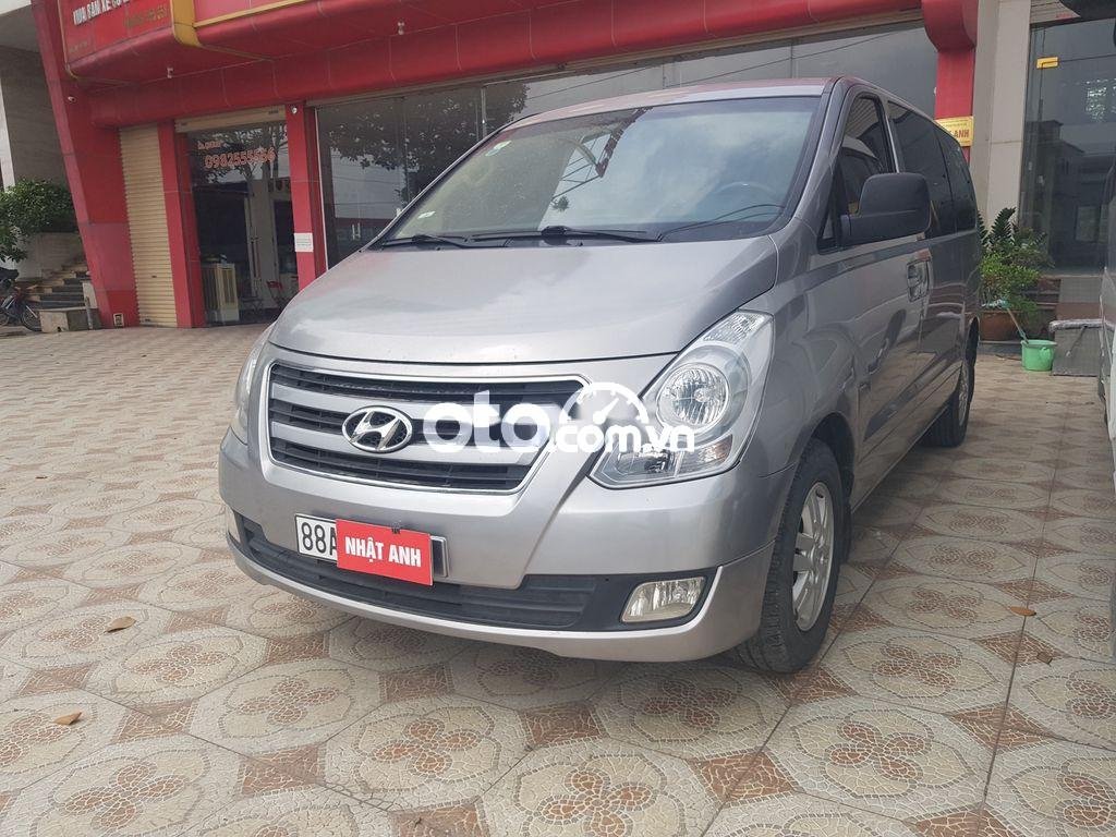 Hyundai Grand Starex   2.5 MT  2016 - Cần bán gấp Hyundai Grand Starex 2.5 MT năm 2016, màu xám, nhập khẩu nguyên chiếc như mới