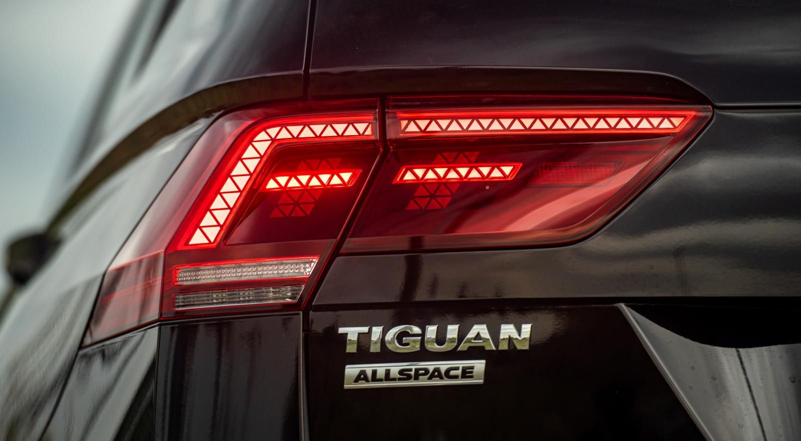 Volkswagen Tiguan Luxury S 2021 - Volkswagen Tiguan Luxury S màu đen - nội thất cam đen - Xe có sẵn giao ngay