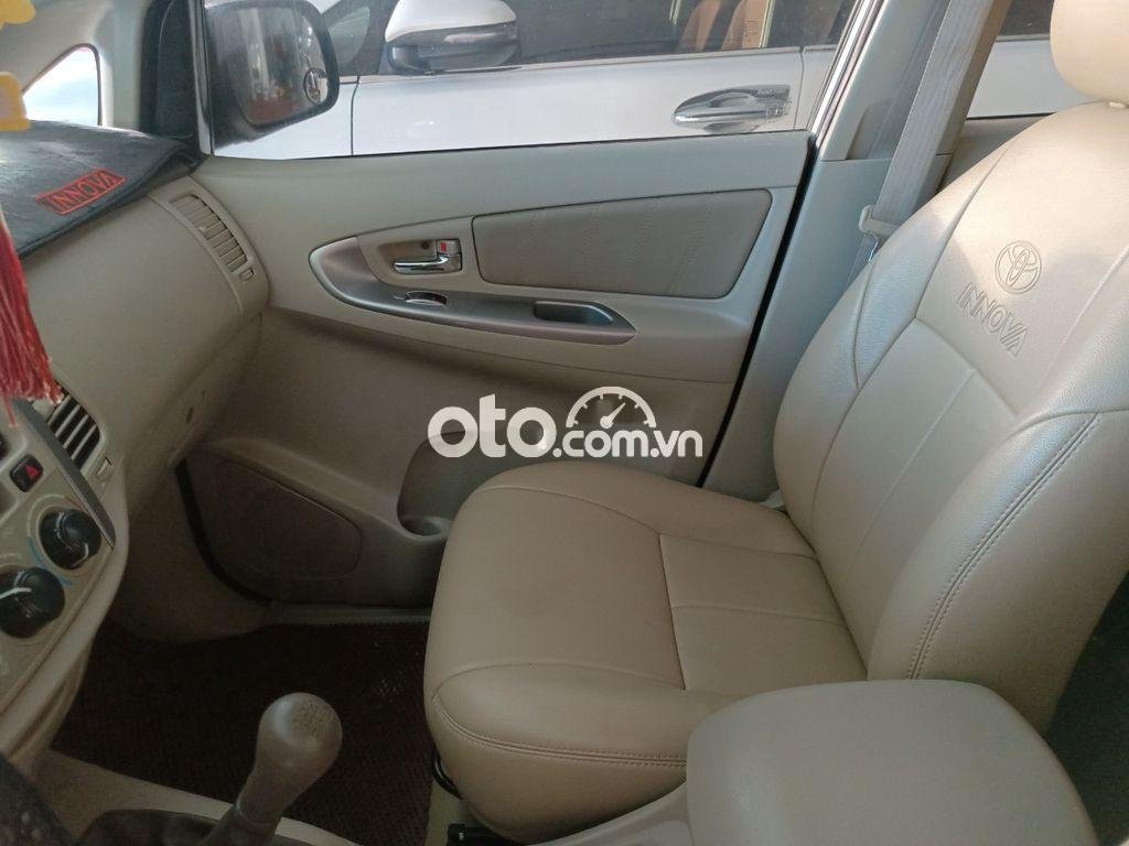 Toyota Innova 2014 - Cần bán gấp Toyota Innova sản xuất năm 2014, màu bạc