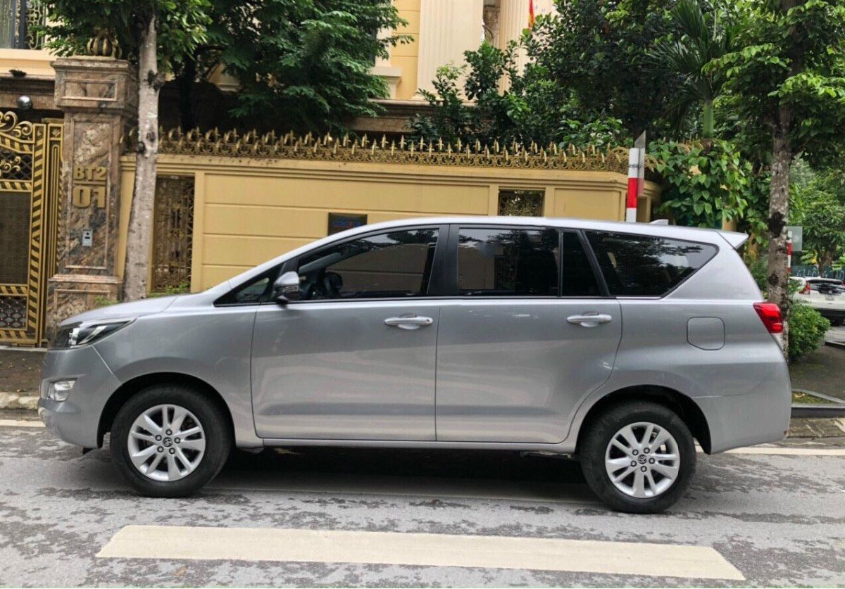 Toyota Innova   2.0 MT  2017 - Bán Toyota Innova 2.0 MT đời 2017, màu bạc, 495tr