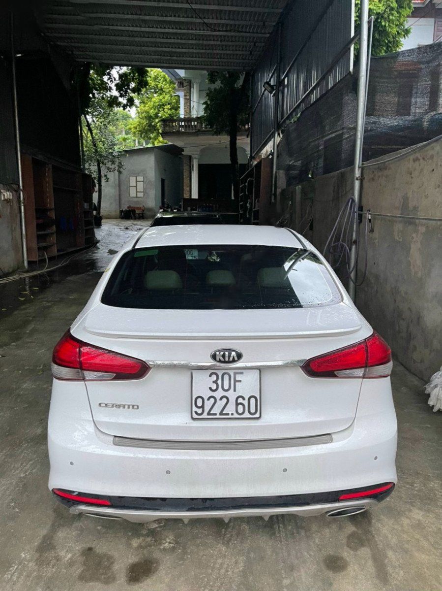 Kia Cerato   1.6 AT  2017 - Cần bán lại xe Kia Cerato 1.6 AT sản xuất năm 2017, màu trắng  