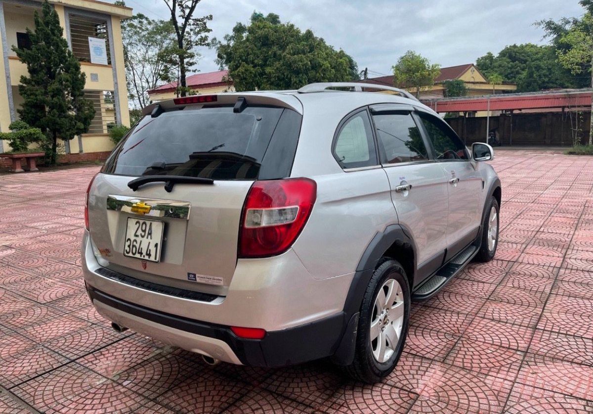 Chevrolet Captiva 2007 - Cần bán gấp Chevrolet Captiva sản xuất năm 2007, màu bạc còn mới