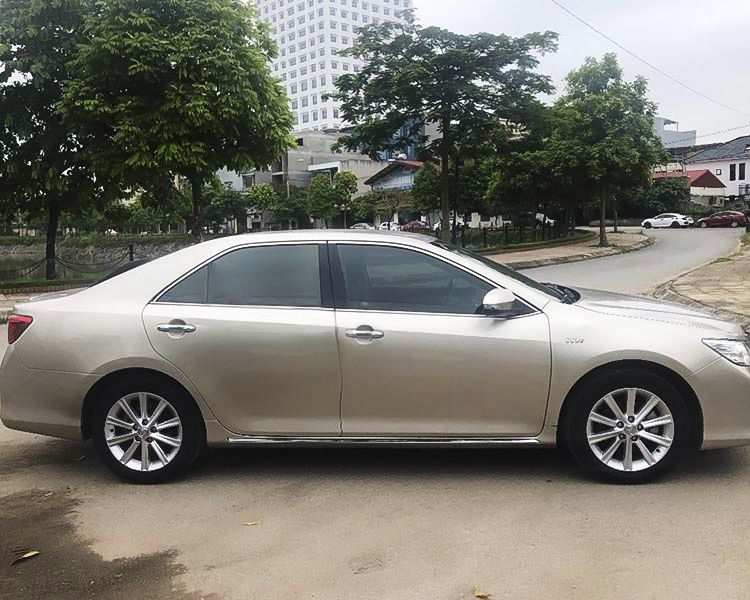 Toyota Camry 2013 - Cần bán gấp Toyota Camry sản xuất 2013 còn mới