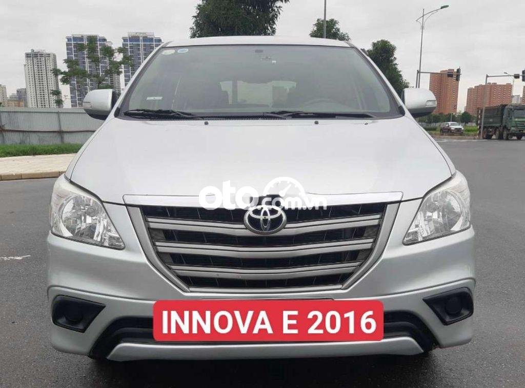 Toyota Innova  2.0E 2016 - Bán Toyota Innova 2.0E sản xuất năm 2016, màu bạc, giá 435tr