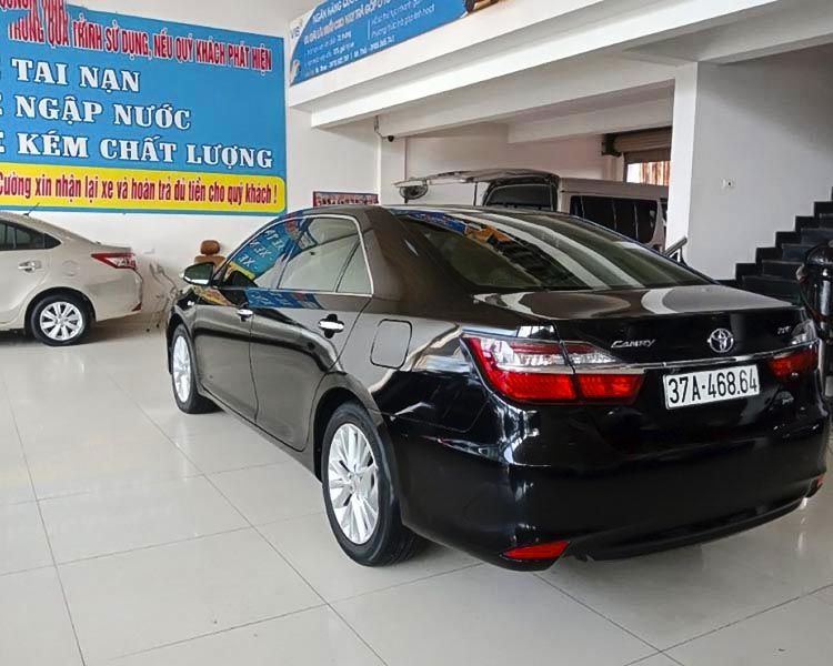 Toyota Camry   2.0E  2018 - Bán xe Toyota Camry 2.0E đời 2018, màu đen còn mới, giá 815tr