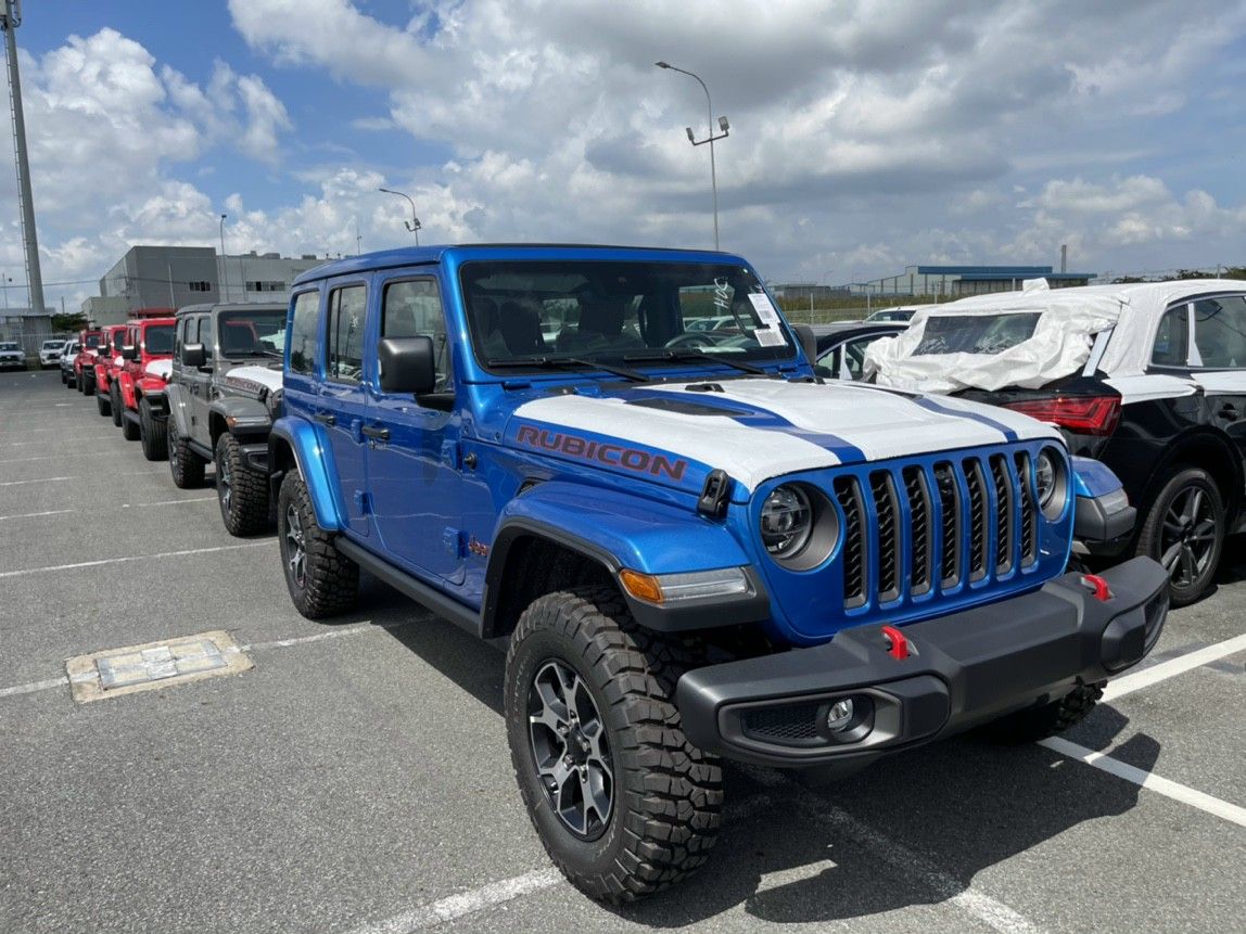 Jeep Wrangler 2021 - Bộ đôi Jeep Wrangler Rubicon màu độc vừa cập cảng Việt Nam