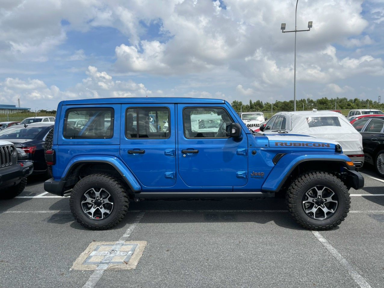 Jeep Wrangler 2021 - Bộ đôi Jeep Wrangler Rubicon màu độc vừa cập cảng Việt Nam