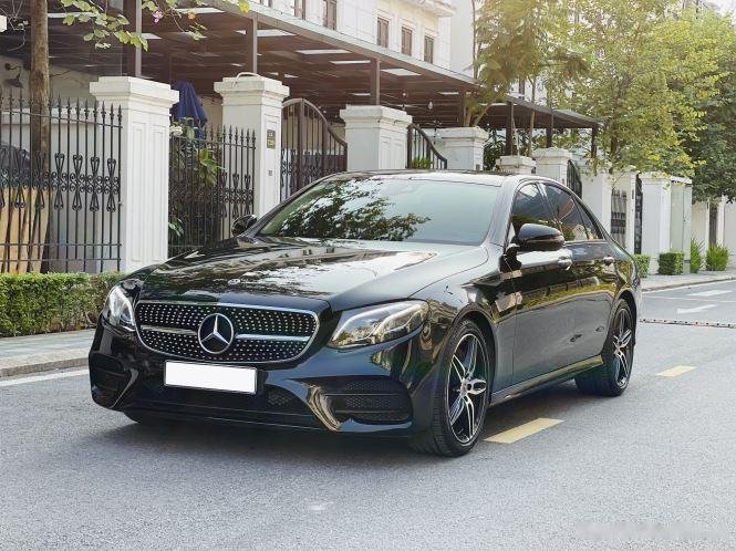 Mercedes-Benz E300 AMG 2019 - Cần bán xe Mercedes E300 AMG đời 2019, màu đen