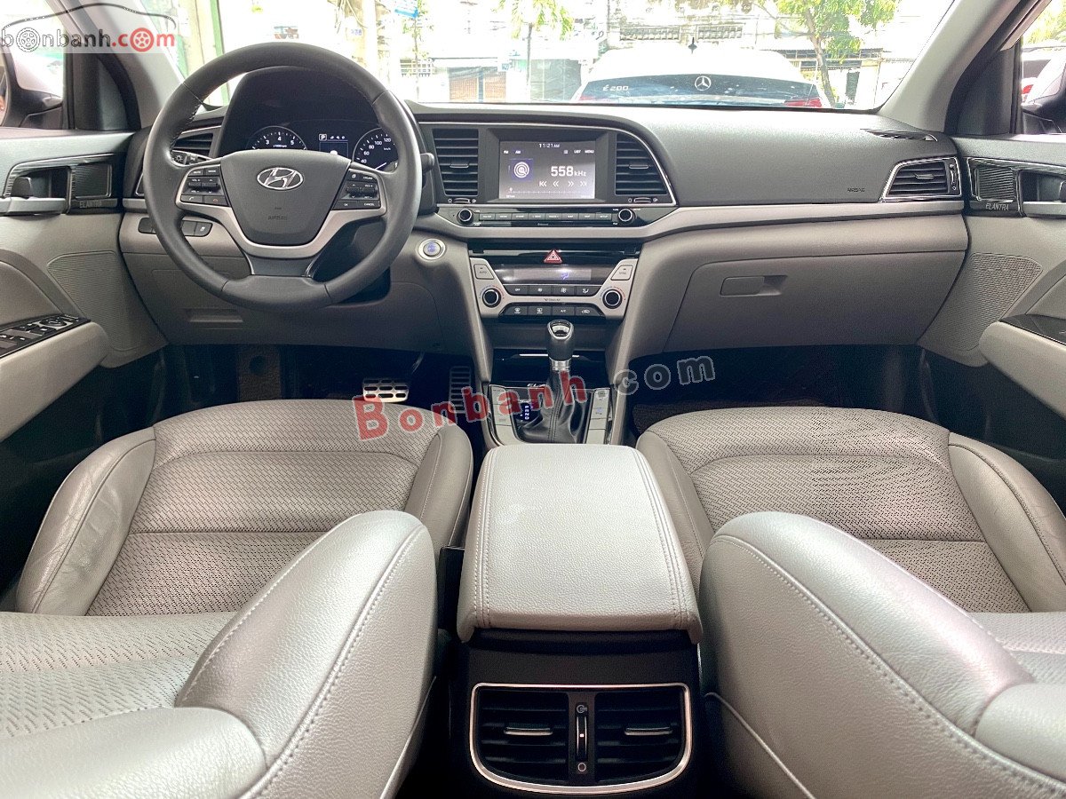 Hyundai Elantra   2.0AT  2017 - Bán Hyundai Elantra 2.0AT sản xuất năm 2017, màu trắng xe gia đình, giá chỉ 545 triệu