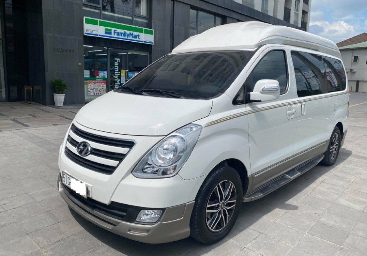 Hyundai Grand Starex   Limousine 2.4L AT  2017 - Bán Hyundai Grand Starex Limousine 2.4L AT sản xuất 2017, màu trắng, xe nhập như mới giá cạnh tranh