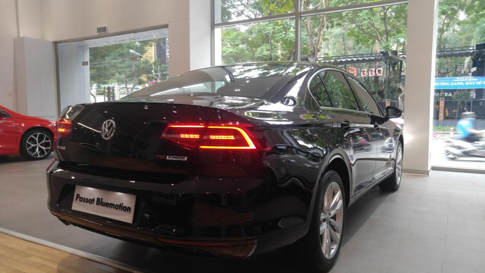 Volkswagen Passat 2018 - Volkswagen Passat Bluemotion giảm mạnh 200tr - Sedan nhập khẩu trực tiếp đẳng cấp của Đức