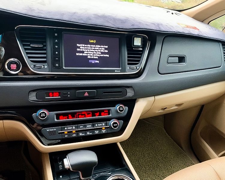 Kia Sedona 2019 - Cần bán xe Kia Sedona năm 2019, màu trắng xe gia đình, 950tr