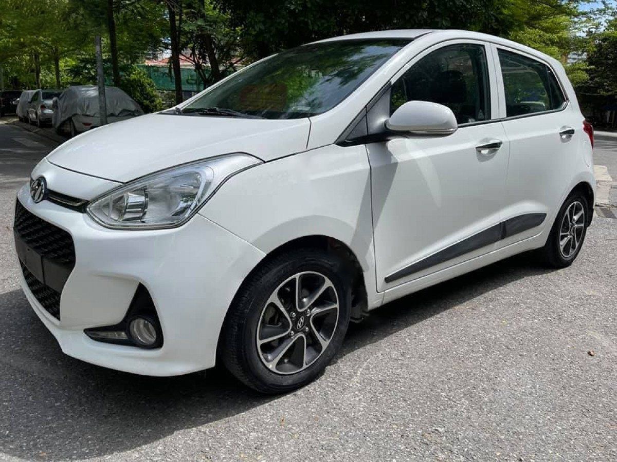 Hyundai Grand i10   1.2AT 2018 - Bán Hyundai Grand i10 1.2AT sản xuất năm 2018, màu trắng còn mới