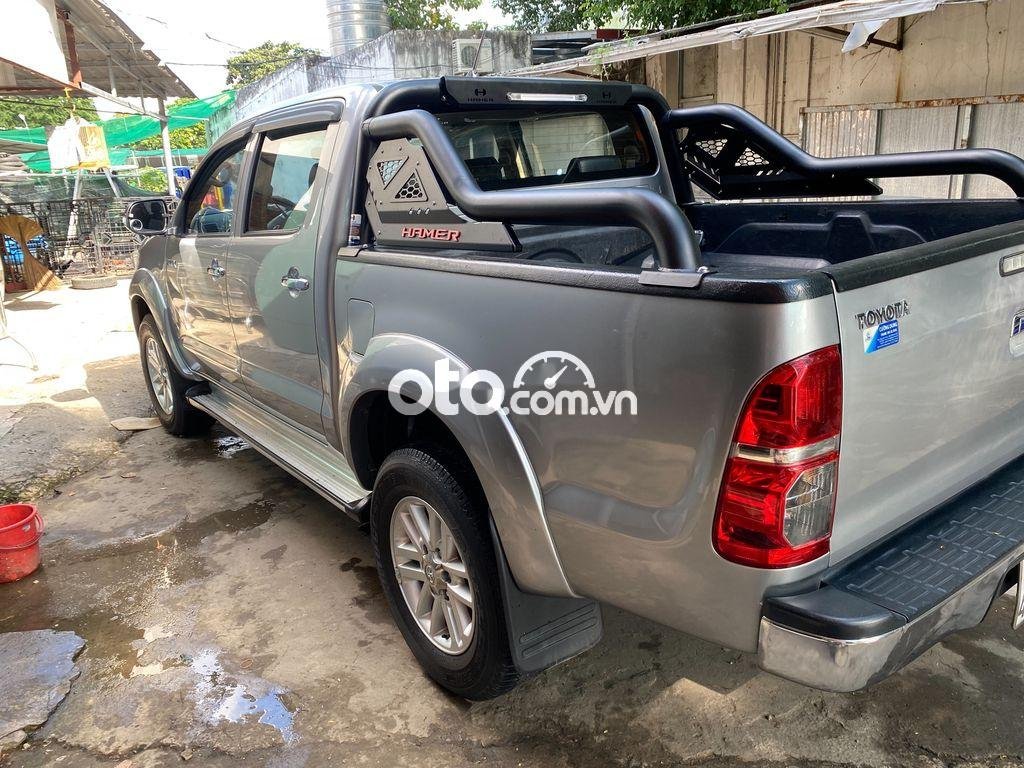 Toyota Hilux    2014 - Cần bán lại xe Toyota Hilux sản xuất 2014, màu bạc, nhập khẩu nguyên chiếc chính chủ