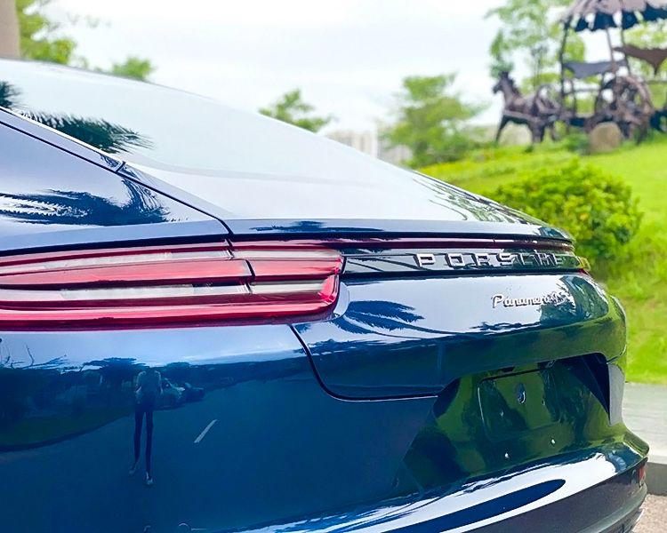 Porsche Panamera 2018 - Cần bán gấp Porsche Panamera sản xuất năm 2018, màu xanh lam, xe nhập