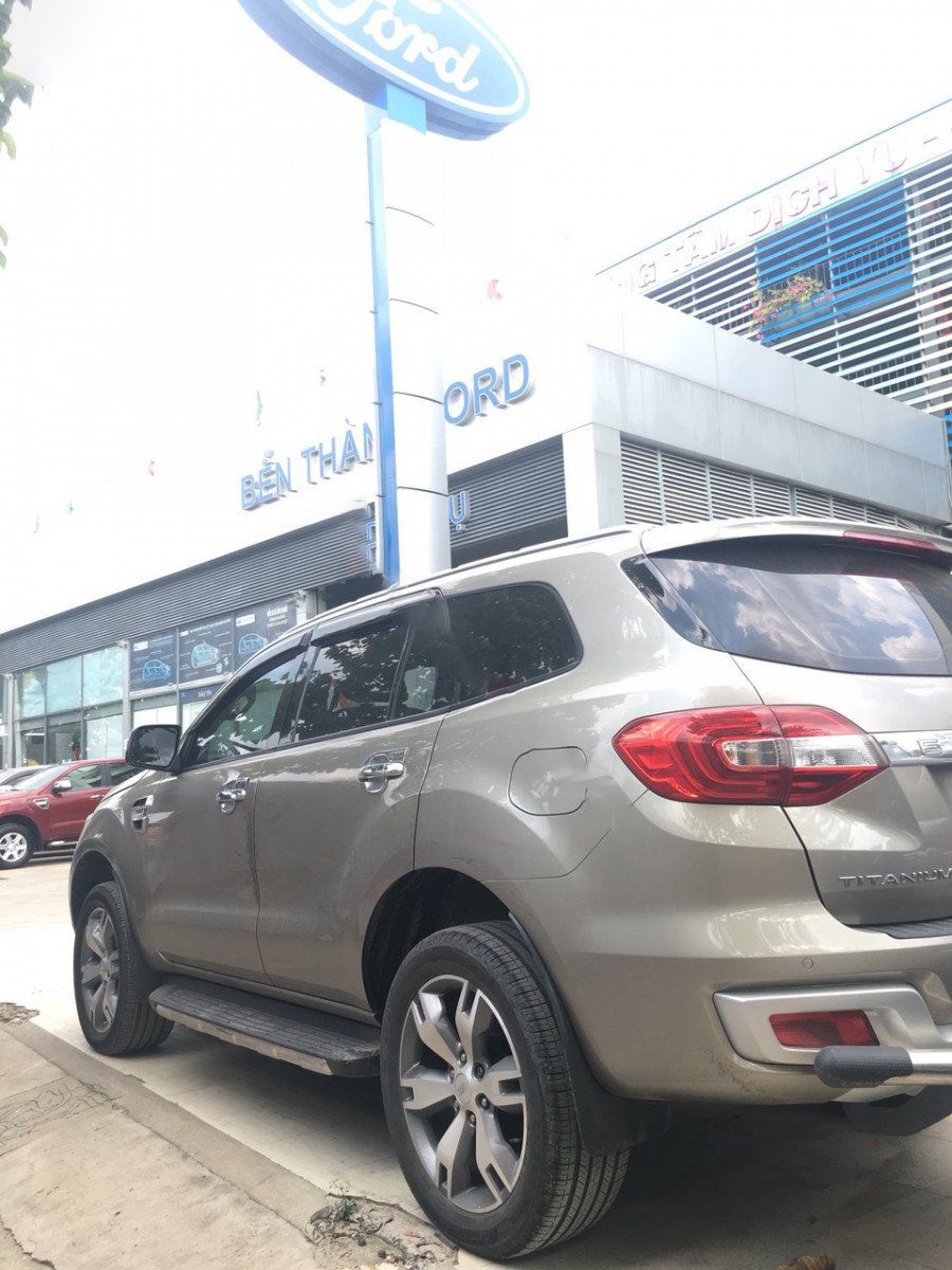 Ford Everest   Titanium  2016 - Cần bán gấp Ford Everest Titanium sản xuất năm 2016, màu xám, xe nhập