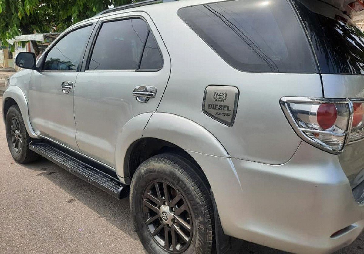 Toyota Fortuner 2015 - Bán Toyota Fortuner đời 2015, màu bạc xe gia đình