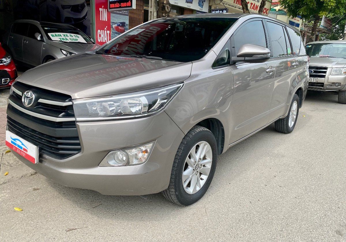 Toyota Innova   2.0E 2018 - Bán Toyota Innova 2.0E năm sản xuất 2018, màu nâu