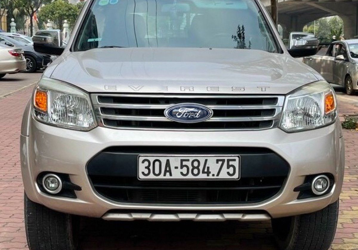 Ford Everest   2.5AT 2015 - Bán Ford Everest 2.5AT sản xuất 2015, màu vàng