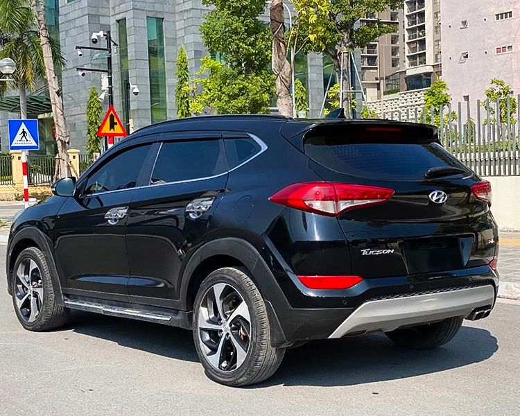 Hyundai Tucson 2018 - Cần bán Hyundai Tucson đời 2018, màu đen còn mới