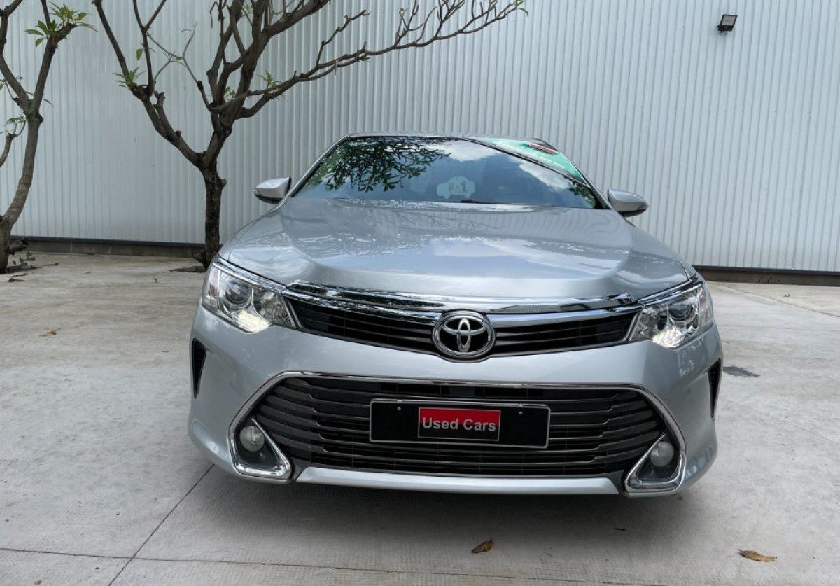 Toyota Camry   2.0E 2015 - Bán ô tô Toyota Camry 2.0E sản xuất năm 2015, màu bạc, 670 triệu