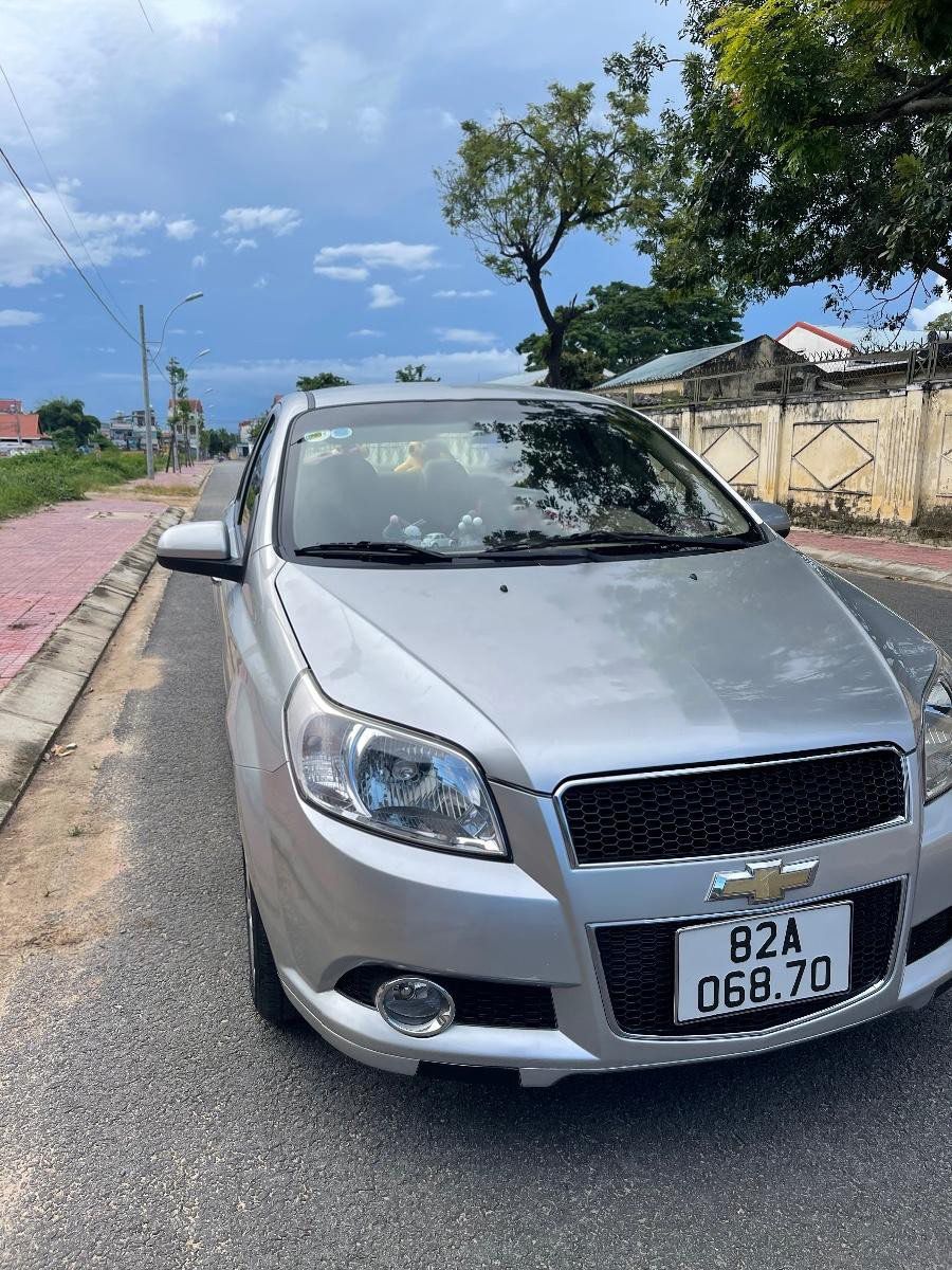 Chevrolet Aveo 2015 - Cần bán lại xe Chevrolet Aveo đời 2015, màu bạc còn mới