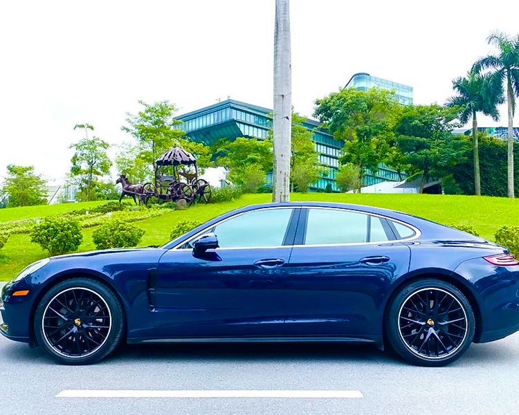 Porsche Panamera 2018 - Cần bán gấp Porsche Panamera sản xuất năm 2018, màu xanh lam, xe nhập