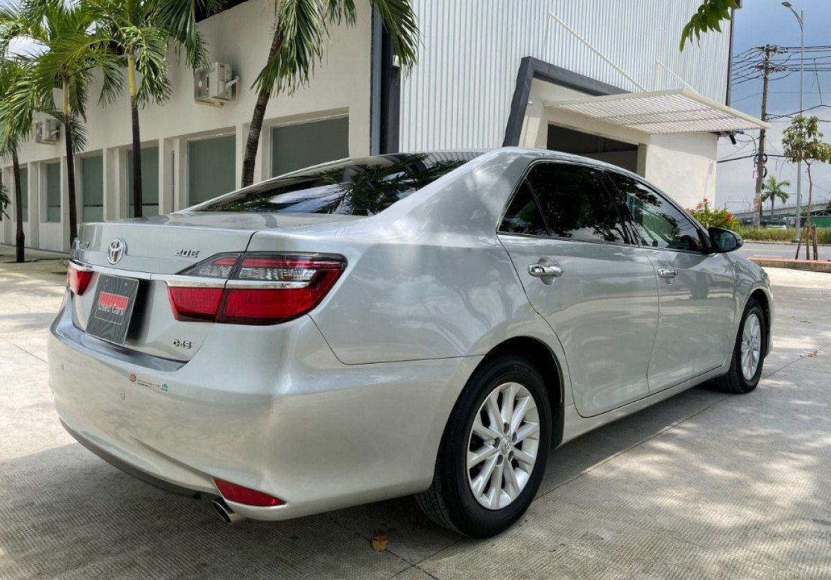 Toyota Camry   2.0E 2015 - Bán ô tô Toyota Camry 2.0E sản xuất năm 2015, màu bạc, 670 triệu