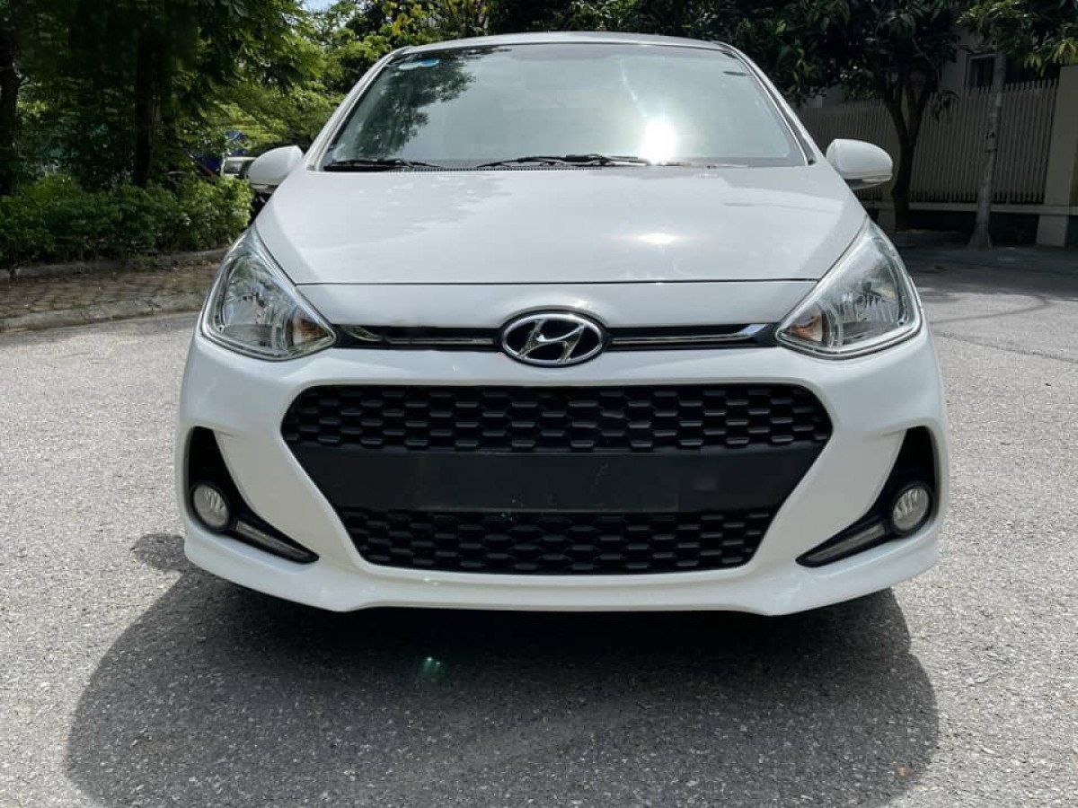 Hyundai Grand i10   1.2AT 2018 - Bán Hyundai Grand i10 1.2AT sản xuất năm 2018, màu trắng còn mới