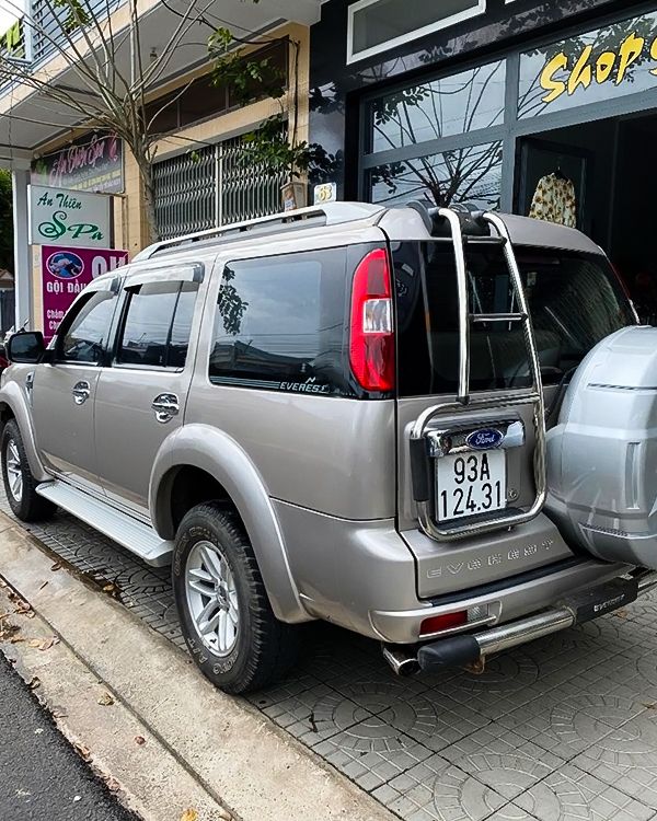 Ford Everest     2009 - Xe Ford Everest đời 2009, màu xám còn mới, giá 368tr