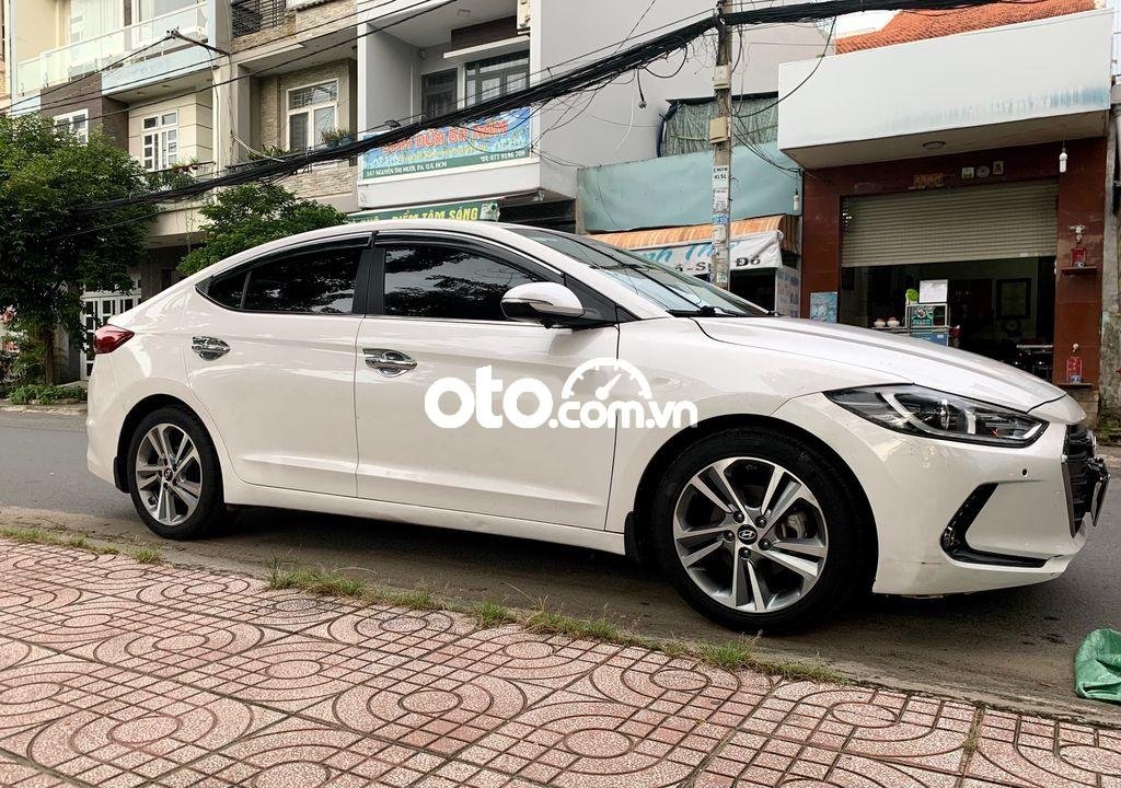 Hyundai Elantra 2017 - Bán Hyundai Elantra đời 2017, màu trắng, nhập khẩu nguyên chiếc, giá tốt