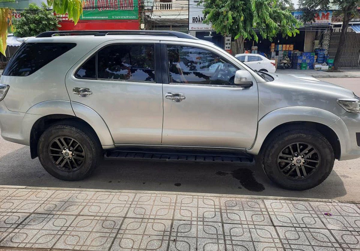 Toyota Fortuner 2015 - Bán Toyota Fortuner đời 2015, màu bạc xe gia đình