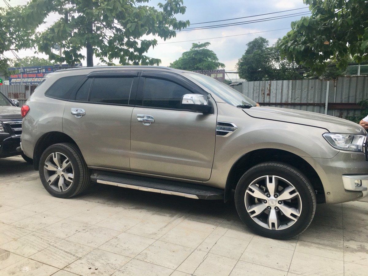 Ford Everest   Titanium  2016 - Cần bán gấp Ford Everest Titanium sản xuất năm 2016, màu xám, xe nhập