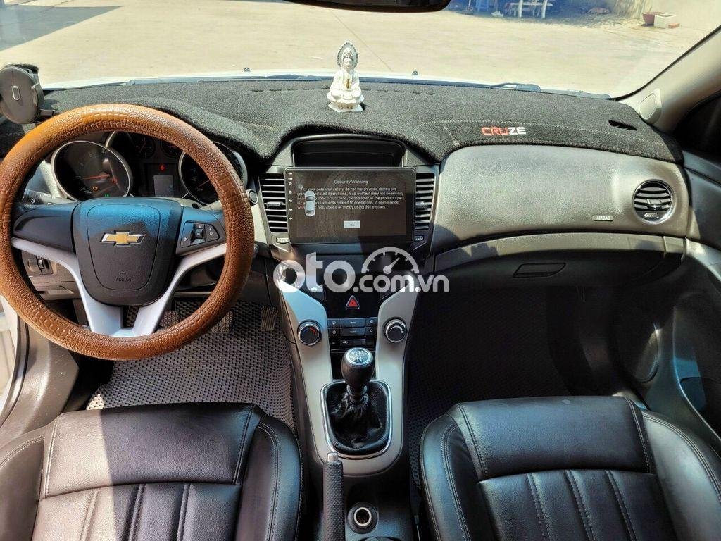 Chevrolet Cruze 2017 - Cần bán lại xe Chevrolet Cruze năm 2017, màu trắng 