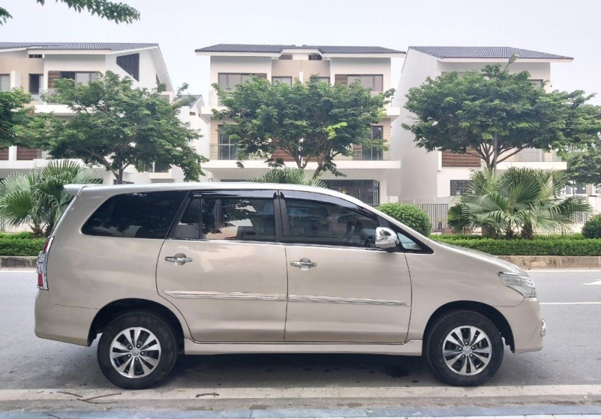 Toyota Innova 2015 - Cần bán Toyota Innova đời 2015, màu vàng, giá tốt