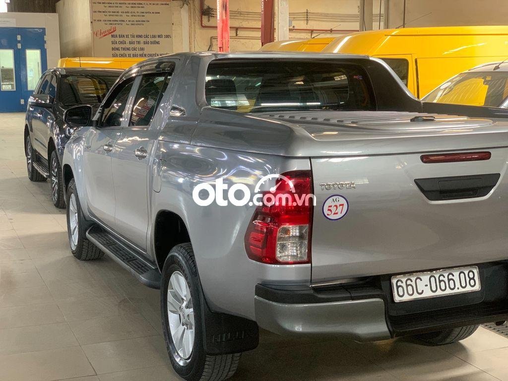 Toyota Hilux 2016 - Bán Toyota Hilux sản xuất 2016, màu xám, xe nhập, giá cạnh tranh