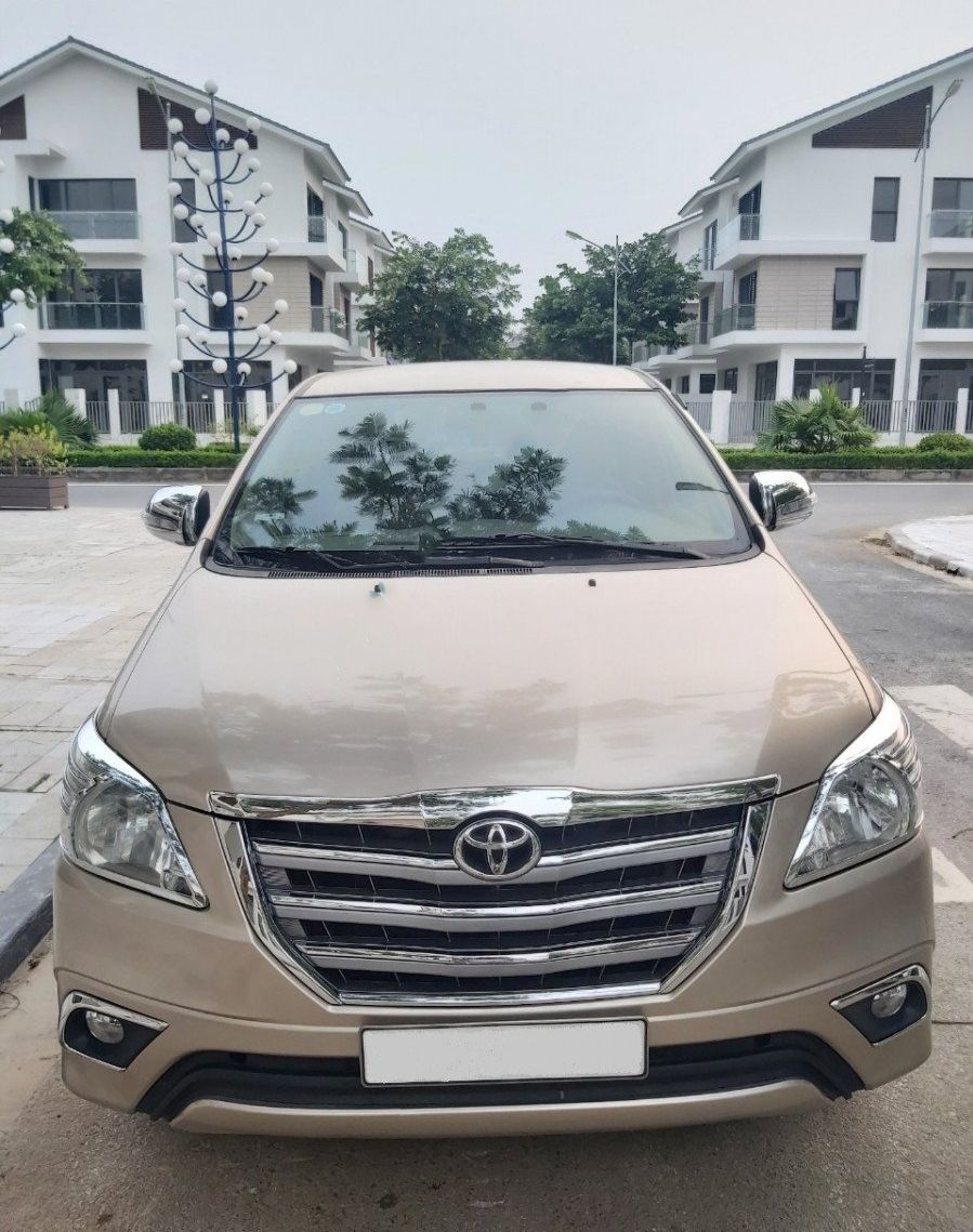 Toyota Innova 2015 - Cần bán Toyota Innova đời 2015, màu vàng, giá tốt