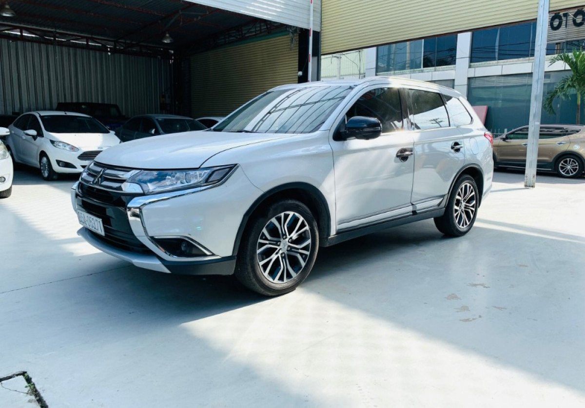 Mitsubishi Outlander   2.0AT  2019 - Cần bán gấp Mitsubishi Outlander 2.0AT sản xuất năm 2019, màu trắng  