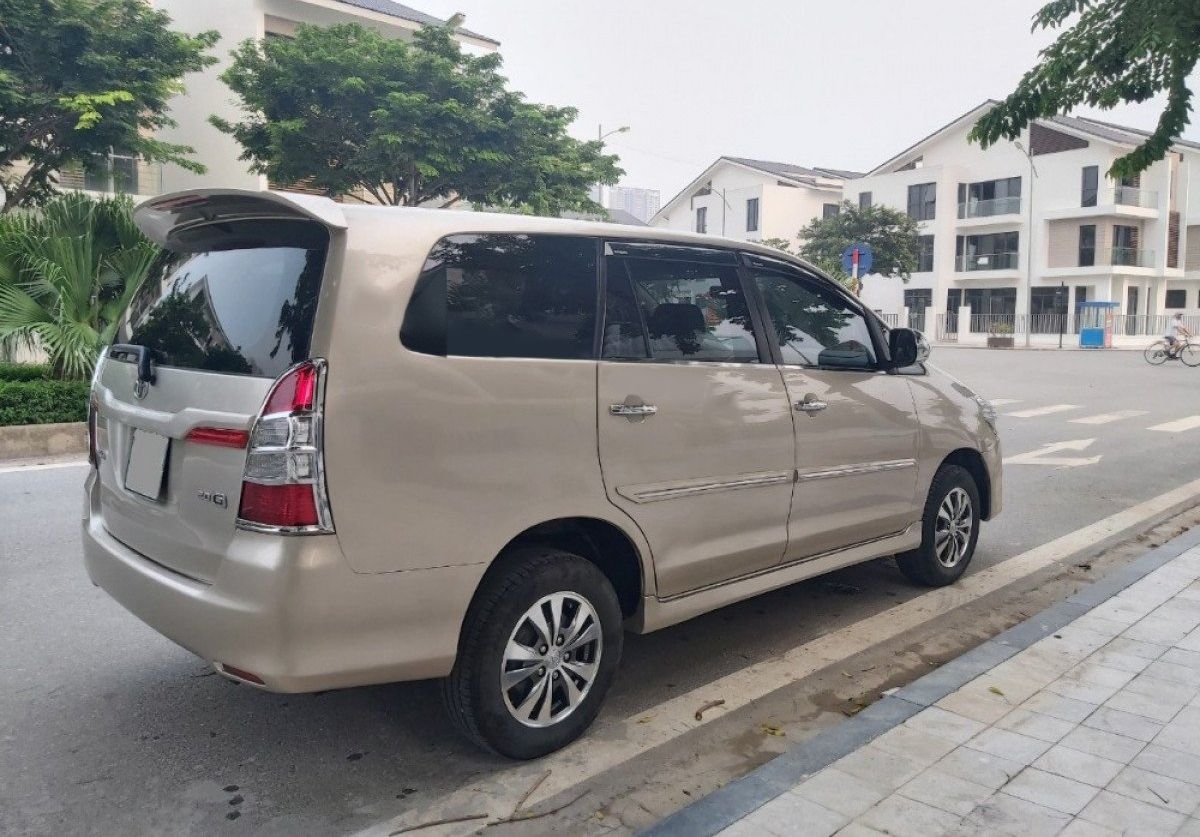 Toyota Innova 2015 - Cần bán Toyota Innova đời 2015, màu vàng, giá tốt