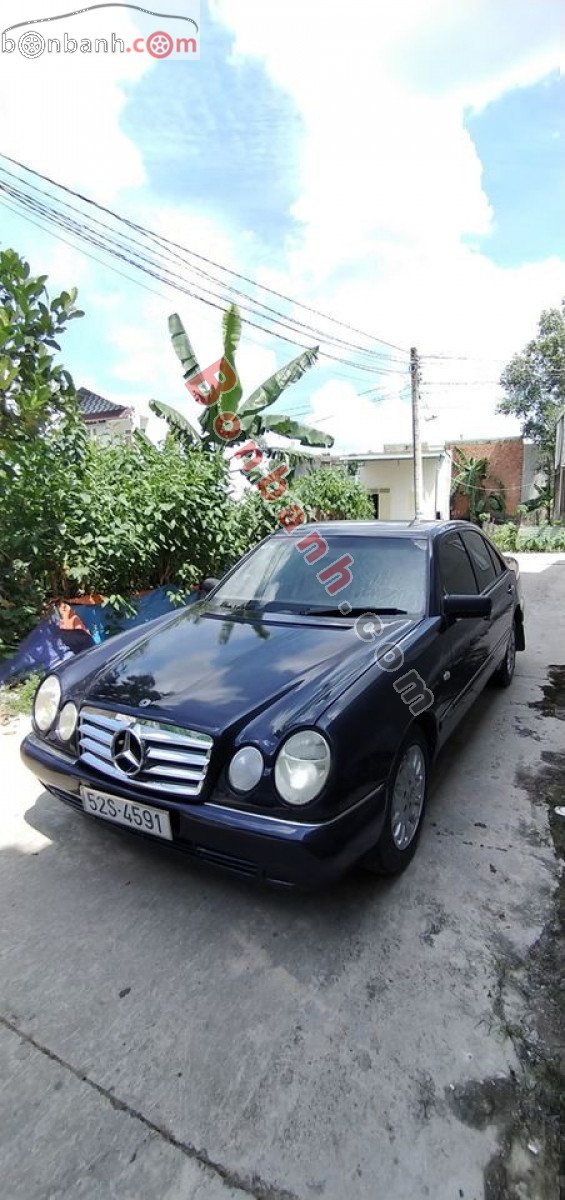 Mercedes-Benz E230   1996 - Bán ô tô Mercedes sản xuất 1996, màu đen còn mới, giá chỉ 78 triệu