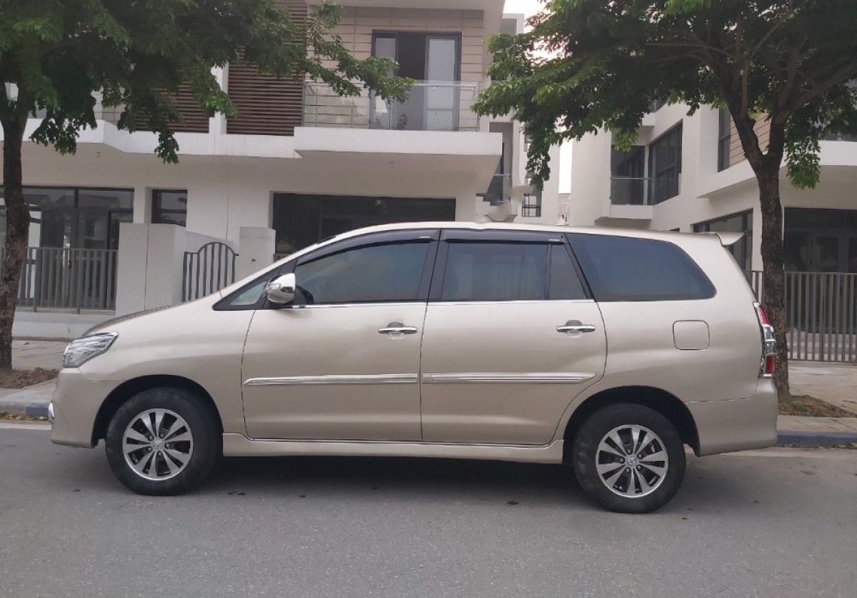 Toyota Innova 2015 - Cần bán Toyota Innova đời 2015, màu vàng, giá tốt