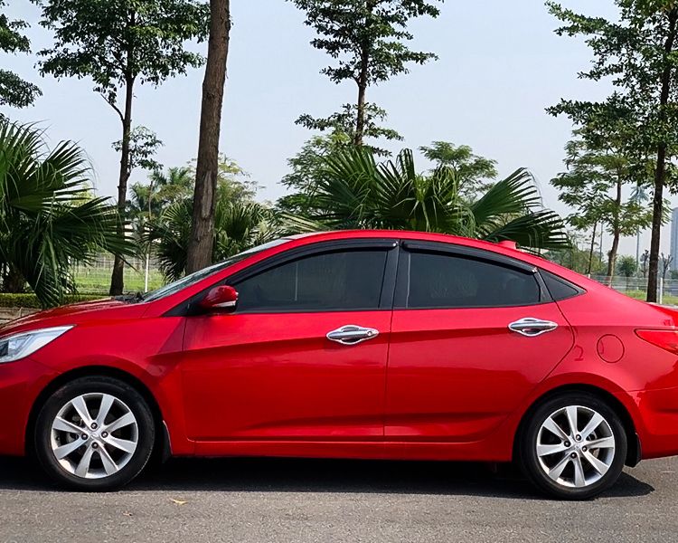 Hyundai Accent 2014 - Bán Hyundai Accent sản xuất 2014, màu đỏ, xe nhập còn mới