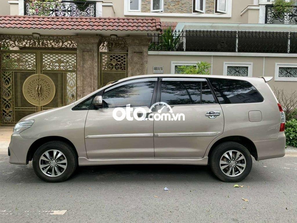 Toyota Innova 2015 - Cần bán lại xe Toyota Innova năm sản xuất 2015, màu nâu 